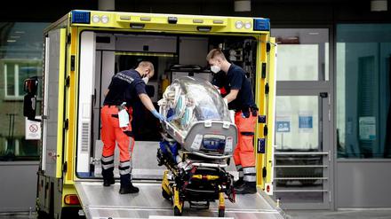Sanitäter vom Bundeswehr Rettungsdienst bringen die Spezialtrage, mit der Nawalny in die Charité eingeliefert wurde, zurück in den Krankenwagen.