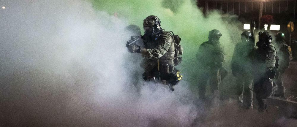 Ein Bundesbeamter in Portland. Dort hatte es ebenfalls Proteste in Solidarität mit Kenosha gegeben.