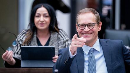Ihre Zeit läuft ab: Berlins Regierender Bürgermeister, Michael Müller, und Dilek Kalayci, Berlins Gesundheitssenatorin, nehmen an der Sondersitzung des Bundesrats teil.