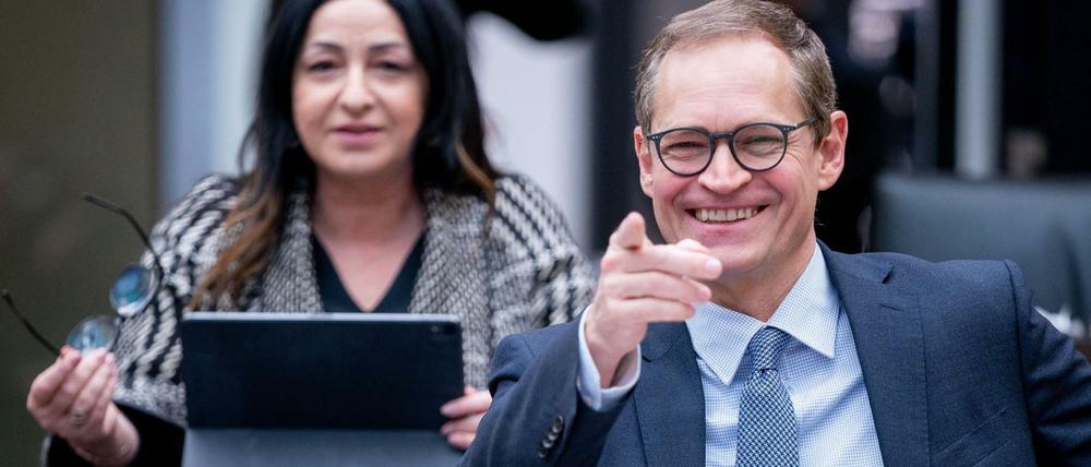 Ihre Zeit läuft ab: Berlins Regierender Bürgermeister, Michael Müller, und Dilek Kalayci, Berlins Gesundheitssenatorin, nehmen an der Sondersitzung des Bundesrats teil.