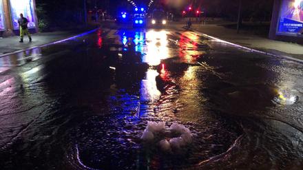 Das Wasser sprudelt an der Attilastraße aus dem Boden.