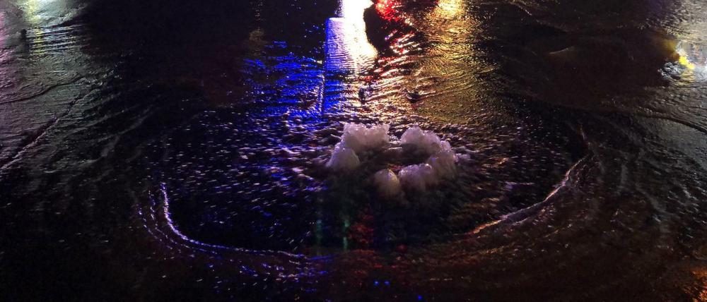 Das Wasser sprudelt an der Attilastraße aus dem Boden.