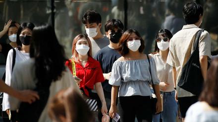 Frauen in Seoul, Südkorea, in einer Fußgängerzone. 
