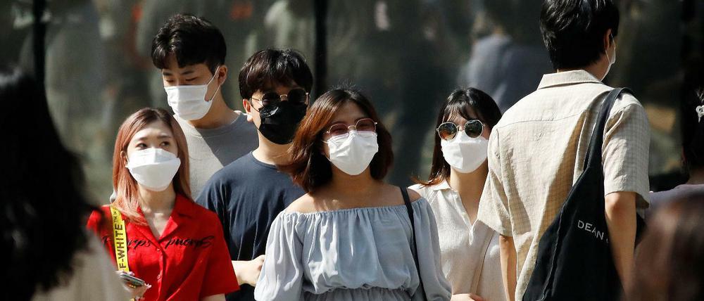 Frauen in Seoul, Südkorea, in einer Fußgängerzone.