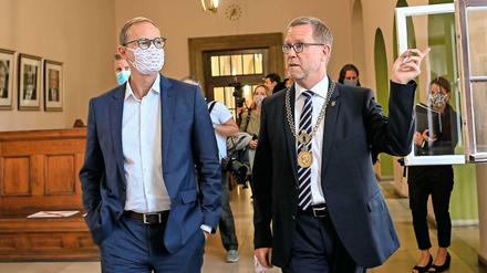 Von Bürgermeister zu Bürgermeister. Michael Müller (links) und Reinhard Naumann im Rathaus Charlottenburg.
