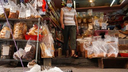 Wachsam mit Maske: In Hongkong hat sich offenbar jemand zum zweiten Mal mit dem Coronavirus infiziert.