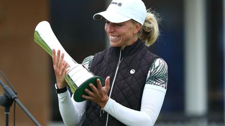 Handlich. Sophia Popov mit dem Pokal, ein wenig Geld gab es auch noch.