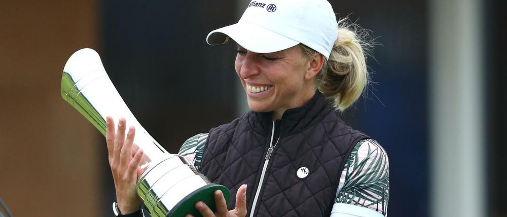 Handlich. Sophia Popov mit dem Pokal, ein wenig Geld gab es auch noch.