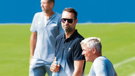 Cooler Beobachter. Herthas Manager Michael Preetz (mitte) könnte auf dem Spielermarkt noch aktiv werden.