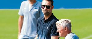 Cooler Beobachter. Herthas Manager Michael Preetz (mitte) könnte auf dem Spielermarkt noch aktiv werden.