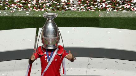 Voll im Pott. Lucas Hernandez feiert mit der Trophäe nach dem Champions-League-Fussball-Endspiel zwischen Paris Saint-Germain und Bayern München. 
