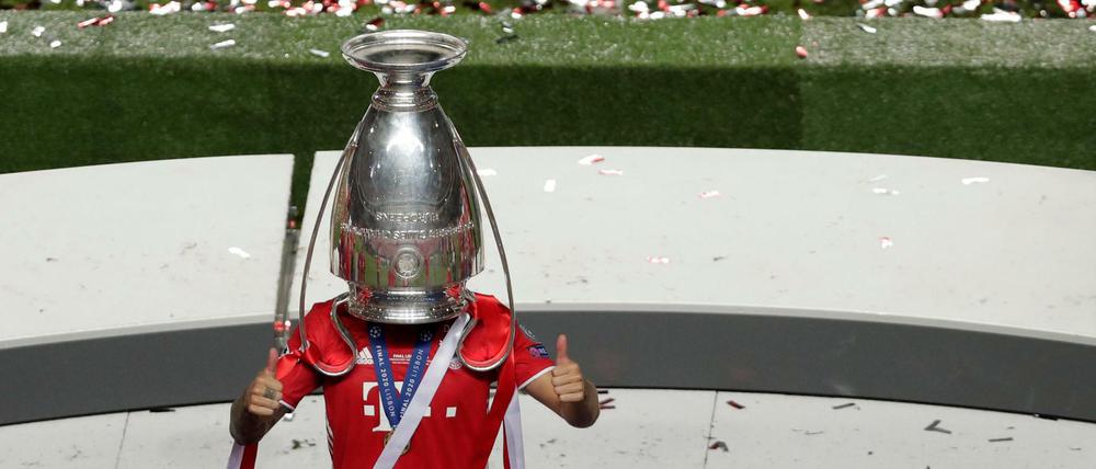 Voll im Pott. Lucas Hernandez feiert mit der Trophäe nach dem Champions-League-Fussball-Endspiel zwischen Paris Saint-Germain und Bayern München.
