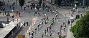 Teilnehmer der Demo haben sich auch nahe dem Alexanderplatz zu einer Menschenkette aufgestellt.