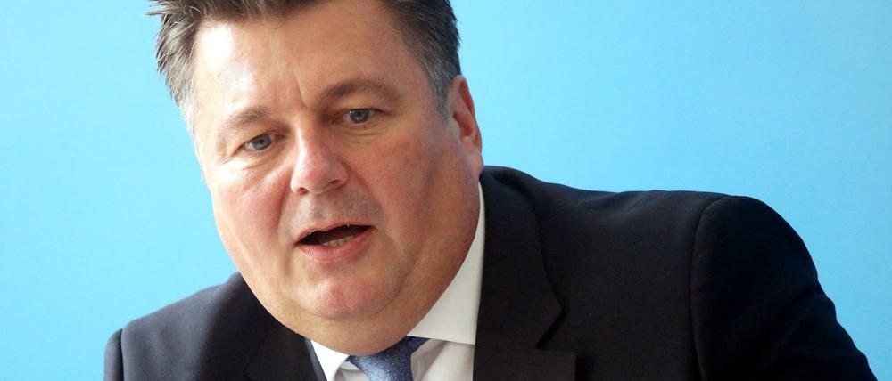 Innensenator Andreas Geisel (SPD) bei einer Pressekonferenz Anfang August. Er wird jetzt scharf für das Verbot der Corona-Proteste kritisiert.