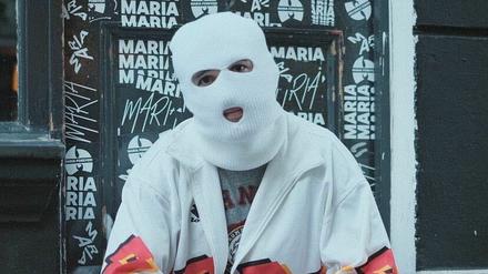 Der DJ hinter der Ski-Maske möchte unerkannt bleiben.