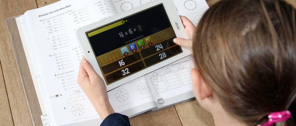 Eine Schülerin arbeitet zu Hause an ihrem Tablet mit einer Lern-App.