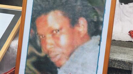 Eine Mahnwache erinnert an den Tod von Oury Jalloh. Der Todesfall erhielt nach der Ermordung von George Floyd neue Aufmerksamkeit.