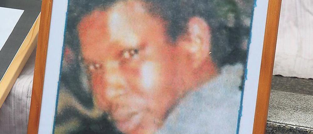 Eine Mahnwache erinnert an den Tod von Oury Jalloh. Der Todesfall erhielt nach der Ermordung von George Floyd neue Aufmerksamkeit.