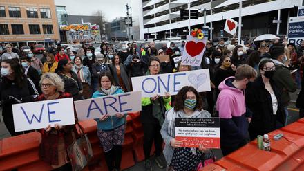Gegen rassistischen Terror. Vor dem High Court in Christchurch demonstrieren Unterstützer der überlebenden Opfer und der Angehörigen der Muslime, die bei dem Angriff auf zwei Moscheen starben.