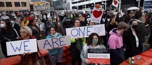Gegen rassistischen Terror. Vor dem High Court in Christchurch demonstrieren Unterstützer der überlebenden Opfer und der Angehörigen der Muslime, die bei dem Angriff auf zwei Moscheen starben.