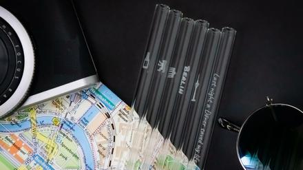 Berlin-Halme aus Glas. Sie werden die Plastikflut nicht bannen, aber irgendwo muss man ja anfangen.