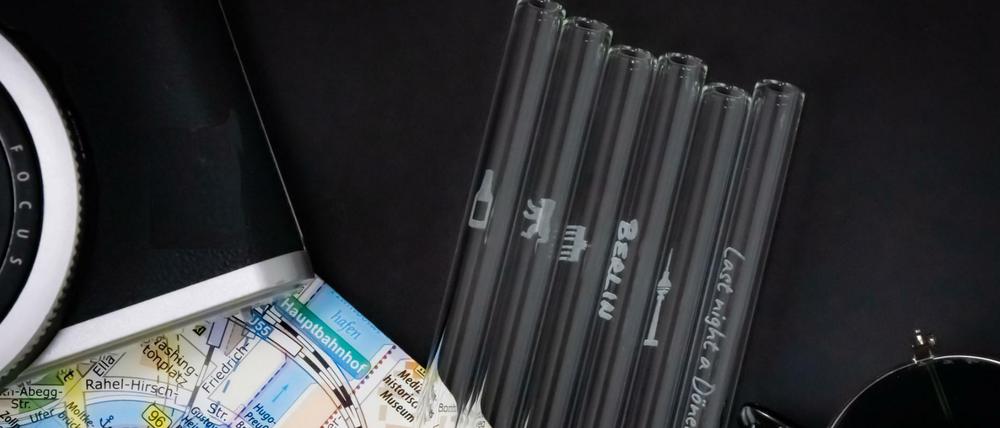 Berlin-Halme aus Glas. Sie werden die Plastikflut nicht bannen, aber irgendwo muss man ja anfangen.
