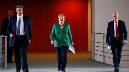 Kanzlerin Angela Merkel mit dem bayerischen Ministerpräsidenten Markus Söder und Hamburgs Erstem Bürgermeister, Peter Tschentscher.