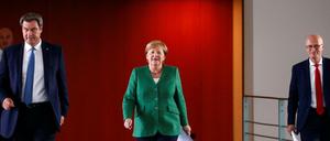 Kanzlerin Angela Merkel mit dem bayerischen Ministerpräsidenten Markus Söder und Hamburgs Erstem Bürgermeister, Peter Tschentscher.