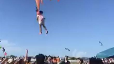 Ein drei Jahre altes Mädchen wird von einem Drachen während eines Drachenfestivals in die Luft gezogen (Screenshot).