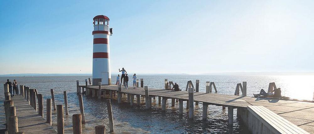 Ganz schön flach hier: Der Neusiedler See ist wegen seiner geringen Tiefe gut für Familienausflüge geeignet.