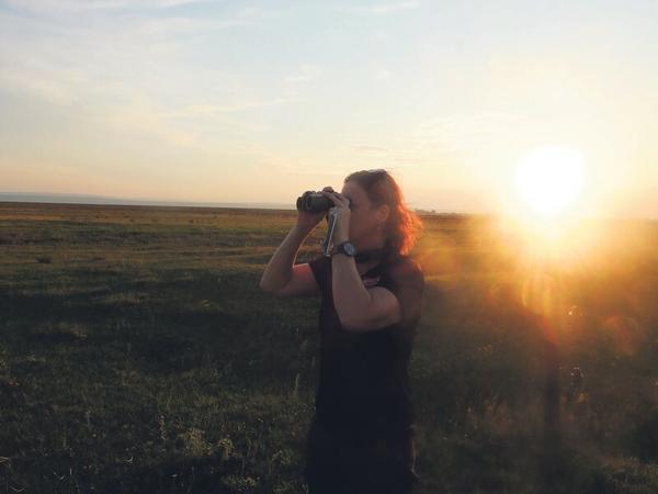Elke Schmelzer ist Rangerin im Nationalpark und beobachtet mit Gästen die Tierwelt.