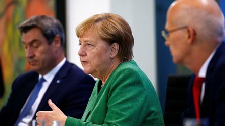 Bundeskanzlerin Angela Merkel (CDU) mit dem bayerischen Ministerpräsidenten Markus Söder (CSU, l) und Hamburgs Erstem Bürgermeister, Peter Tschentscher (SPD). 