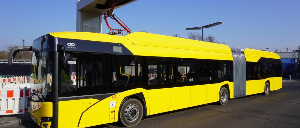 Ein Elektro-Gelenkbus unter der Ladesäule an der Hertzallee nahe dem Bahnhof Zoo