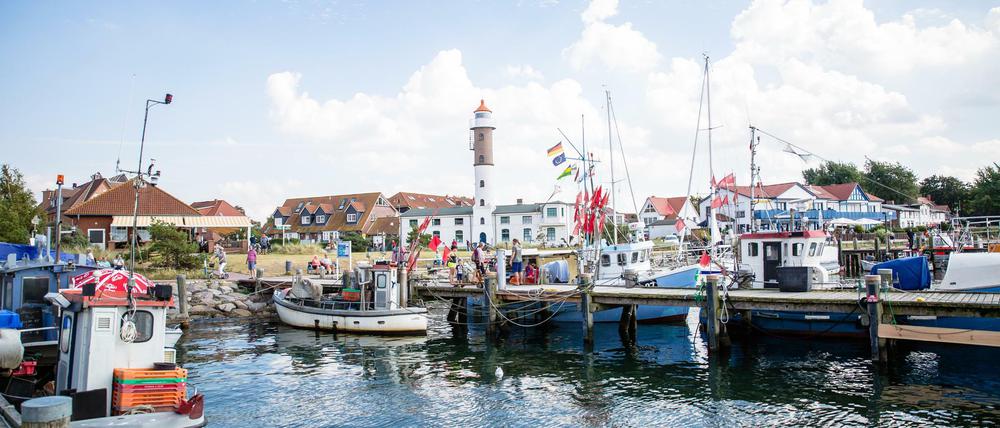 Der Hafen von Timmendorf. Der Leuchtturm ist eine der wenigen lokalen Sehenswürdigkeiten, die von Menschen gemacht wurden.