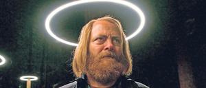 Dämonie der Technik. Unter der Führung des schrullig wirkenden visionären Amaya-Chefs Forest (Nick Offerman) wird im hinterwäldlerischen Silicon Valley an einer Art Super-Algorithmus getüftelt. 