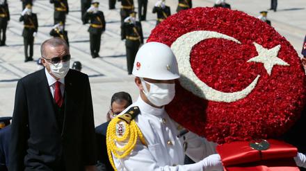 Der türkische Präsident RecepTayyip Erdogan legt einen Kranz nieder am Atatürk-Mausoleum.