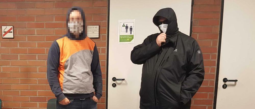 Trotziger Auftritt. Die Neonazis Sebastian T. (links) und Tilo P. im Amtsgericht Tiergarten