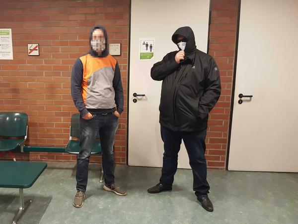 Trotziger Auftritt. Die Neonazis Sebastian T. (links) und Tilo P. im Amtsgericht Tiergarten