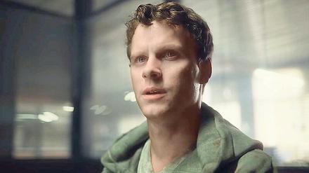 Die Schwermut ist dem jungen Kurt Wallander (Adam Pålsson) noch nicht anzusehen, die gesellschaftlichen Probleme in Schweden haben sich dagegen nicht geändert. 