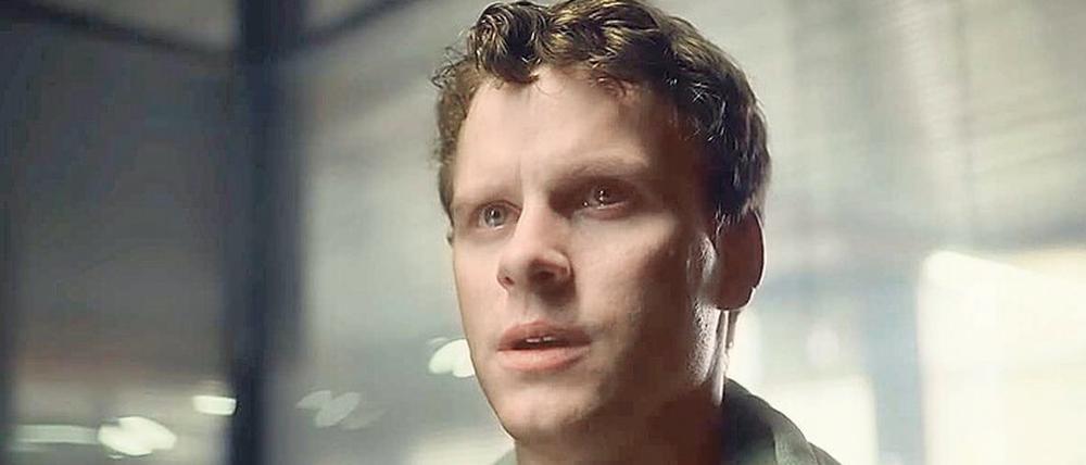 Die Schwermut ist dem jungen Kurt Wallander (Adam Pålsson) noch nicht anzusehen, die gesellschaftlichen Probleme in Schweden haben sich dagegen nicht geändert.