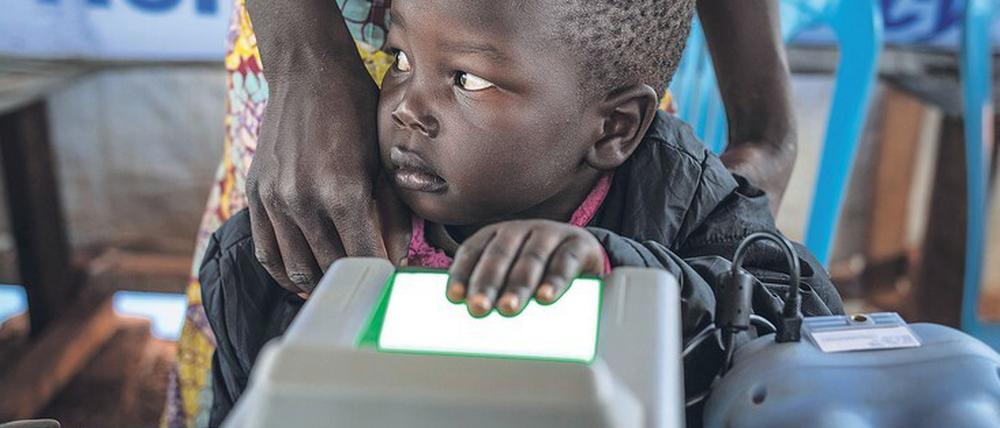 Daumen drauf. Neuangekommene Südsudaner werden in der Demokratischen Republik Kongo mit Fingerabdruck und Irisscan registriert. 