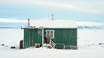 „Home 13, Qaanaaq“ (2019), Fotografie von Tiina Itkonen am Stand der Galerie Persons Projects