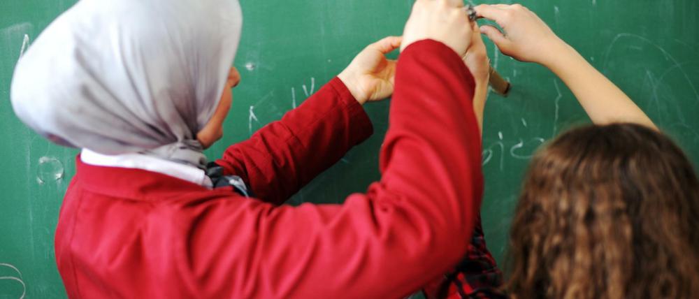Mit Kopftuch die Welt erklären - in Berliner Schulen bislang ausgeschlossen