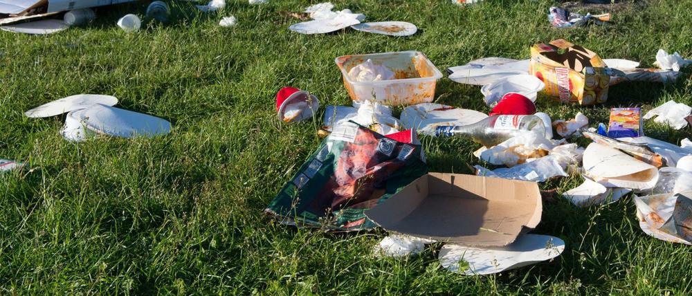 Müllberge in den Parks stören viele Berliner. Der Bezirk Friedrichshain-Kreuzberg will nun häufiger reinigen lassen.
