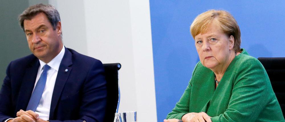 Bundeskanzlerin Angela Merkel (CDU) mit dem bayerischen Ministerpräsidenten Markus Söder (CSU).