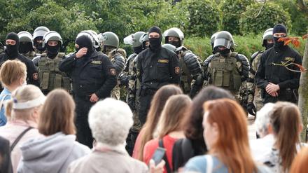 Demonstranten und Einsatzkräfte der Sonderpolizei OMON stehen sich am Unabhängigkeitsplatz in Minsk gegenüber. 