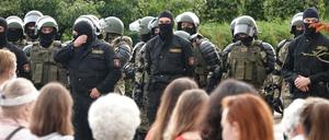 Demonstranten und Einsatzkräfte der Sonderpolizei OMON stehen sich am Unabhängigkeitsplatz in Minsk gegenüber. 