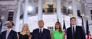 Wie eine MAGA-Rallye inszenierte US-Präsident Donald Trump (hier mit seiner Familie) den letzten Abend seines Nominierungsparteitags - im Garten des Weißen Hauses.