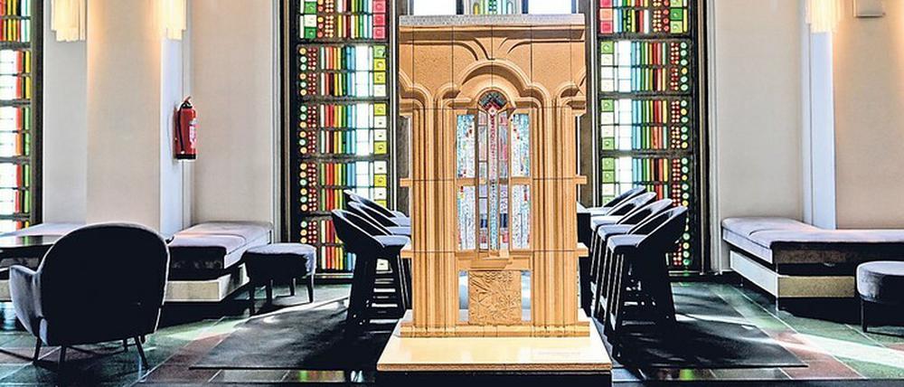 Die bunten Glasbausteine – hier vom Inneren des Gebäudes gesehen – zeigen Anklänge ans Art déco.