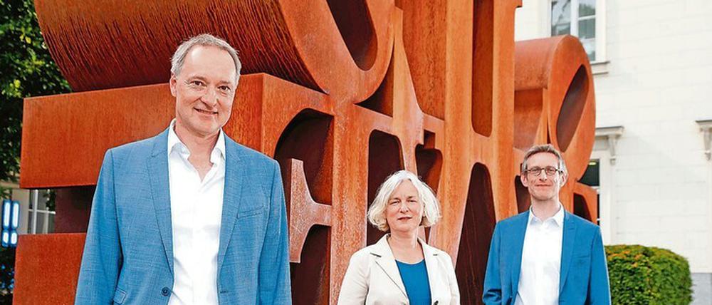Geld oder Liebe. Joachim Jäger, Gabriele Knapstein und Ralph Gleis vor der Skulptur des amerikanischen Pop-Art-Künstlers Robert Indiana auf dem Vorplatz des Hamburger Bahnhofs.